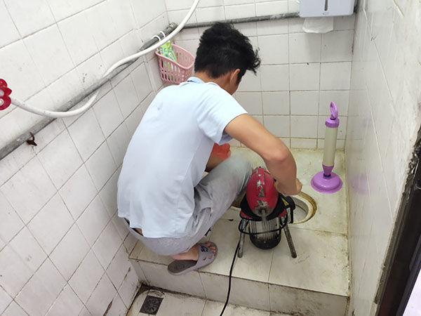 海曙管道堵塞冒臭气 专业师傅现场解决问题